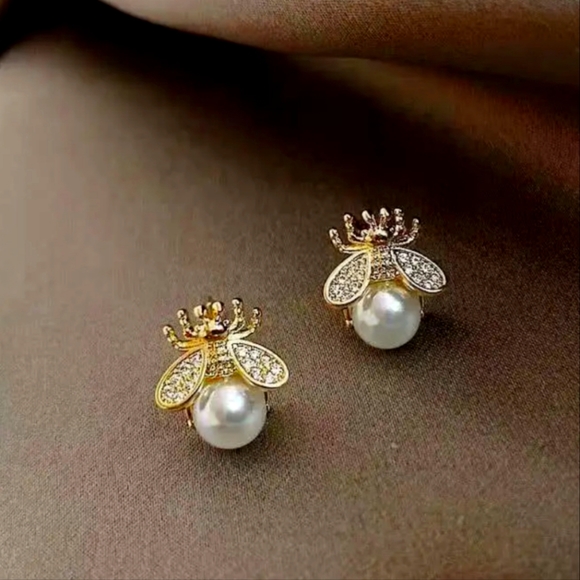 Jewelry - Bumble Bee stud earrings